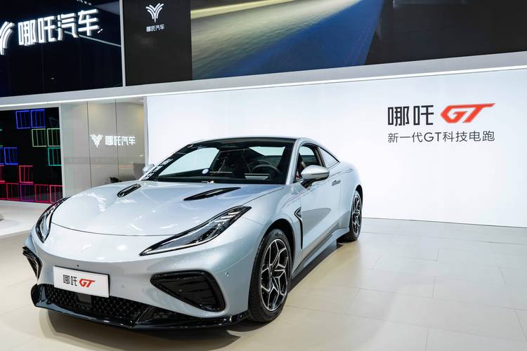 东莞257哪吒汽车在智能汽车领域的表现，领途汽车在新能源汽车市场中的影响力